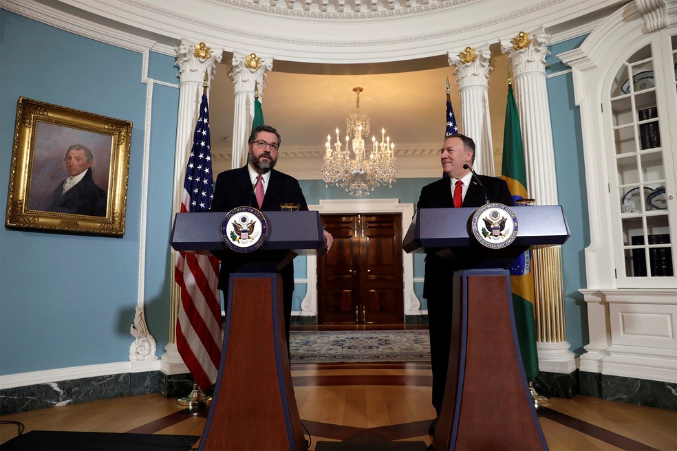 O ministro de Relações Exteriores do Brasil, Ernesto Araújo, e o secretário de Estado dos EUA, Mike Pompeo, falam à imprensa após reunião no Departamento de Estado em Washington — Foto: Yuri Gripas/Reuters