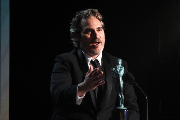 O ator Joaquin Phoenix com o troféu vencido por ele no SAG Awards 2020 por seu trabalho em Coringa (2019) (Foto: Getty Images)