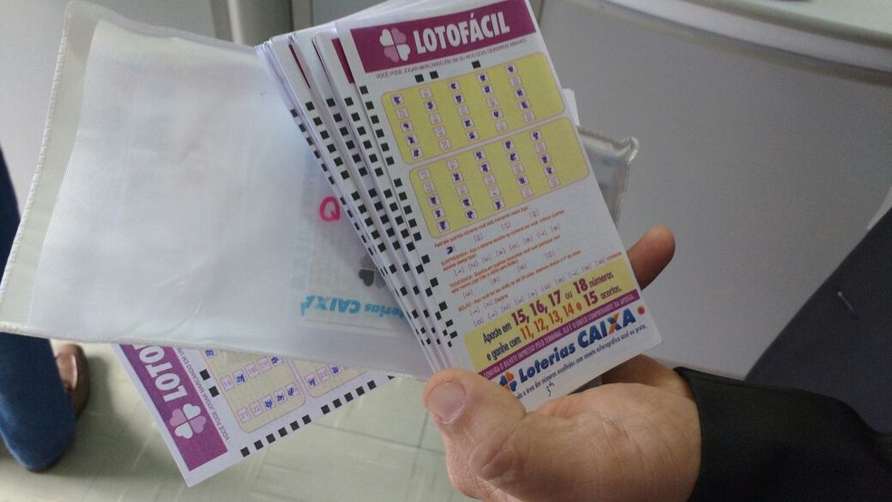 Jogo da Lotofácil em lotérica (Foto: Beatriz Pataro/G1)