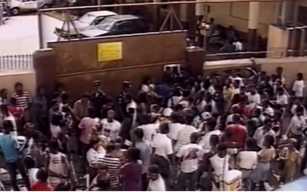 Fila de ambulantes em 1993  — Foto: TV Bahia 