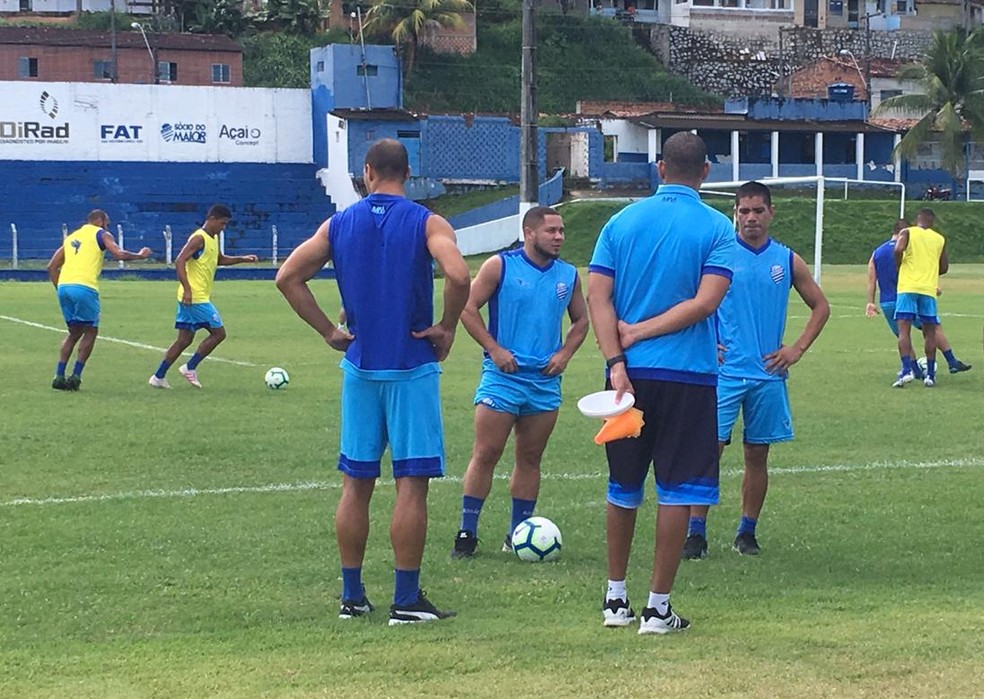 Gamarra (ao lado de Madson e Celsinho) em fase de recuperação — Foto: Lucas Mendes/GloboEsporte.com