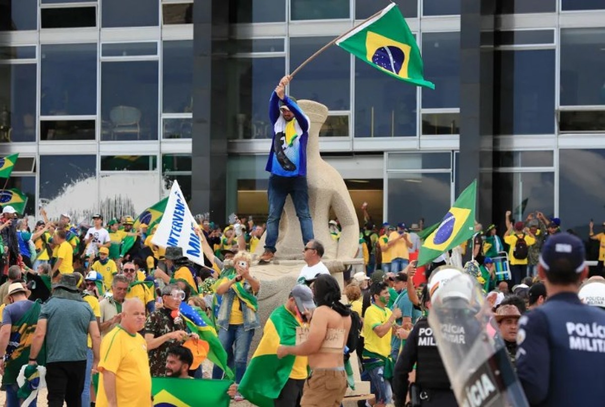 Metade dos brasileiros isenta Bolsonaro de culpa pelos atos de 8 de  janeiro, diz pesquisa Ipec | Política | extra