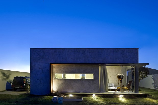 Caixa de concreto revela pequena casa de 65 m² (Foto: Edgard Cesar/Divulgação)