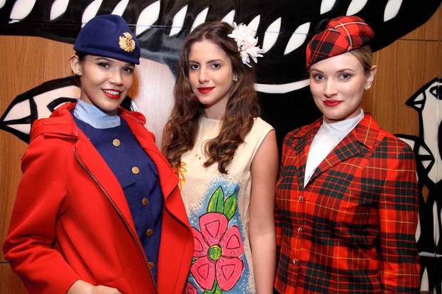 Modelos apresentam uniformes usado pela tripulação da British Airways ao longo das décadas (Foto: Denise Andrade)