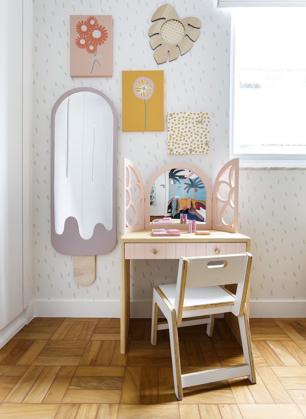 The project provided a corner of beauty for little Rita.  Dressing table by Estúdio Minca, chair by Bloom Line, popsicle mirror and leaf plate by Artie Design (Photo: Renata D'Almeida / Publicity)