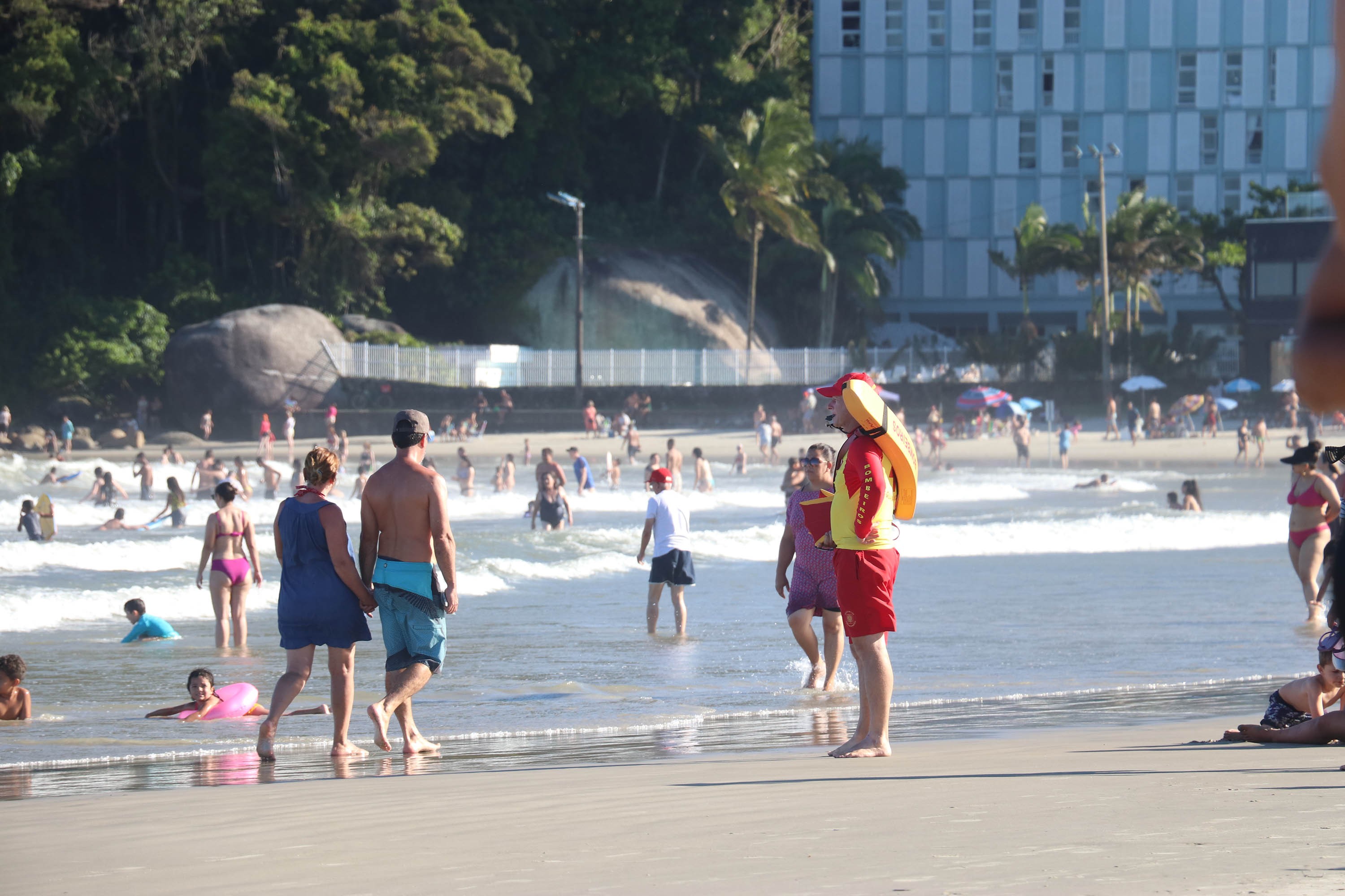 126 pessoas se afogaram no litoral do Paraná em oito dias, diz Corpo de Bombeiros; 80 crianças se perderam