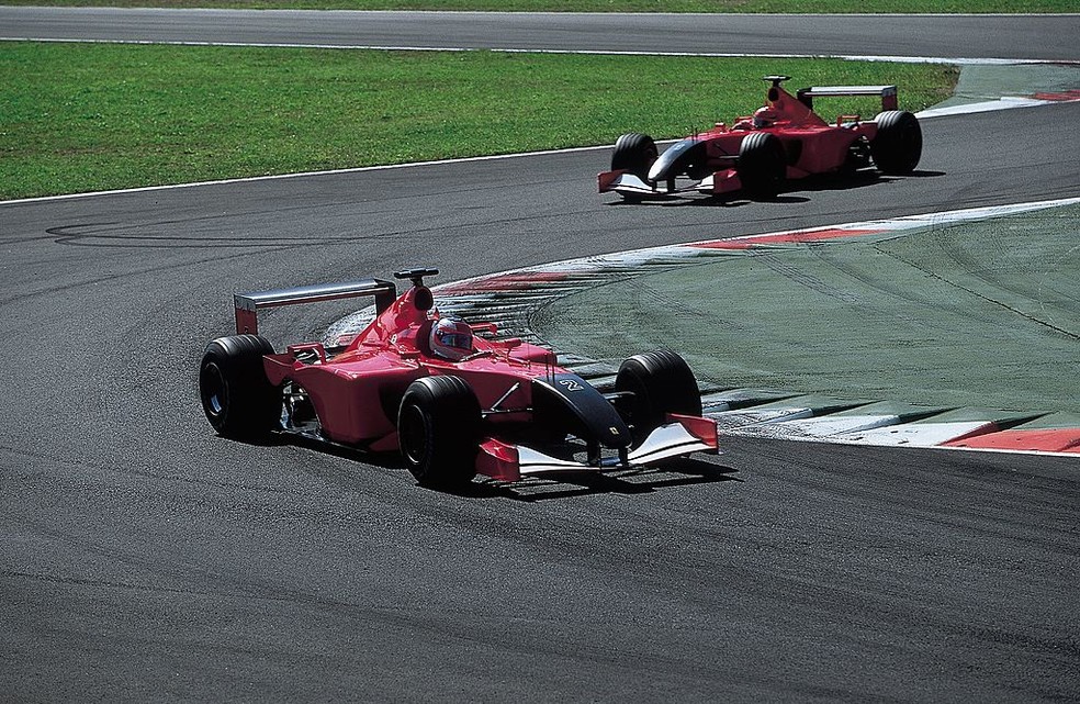 Carros de Schumacher e Barrichello tiveram patrocínios removidos e receberam cor preta em homenagem às vítimas do 11 de setembro no GP da Itália — Foto: Mark Thompson /Allsport