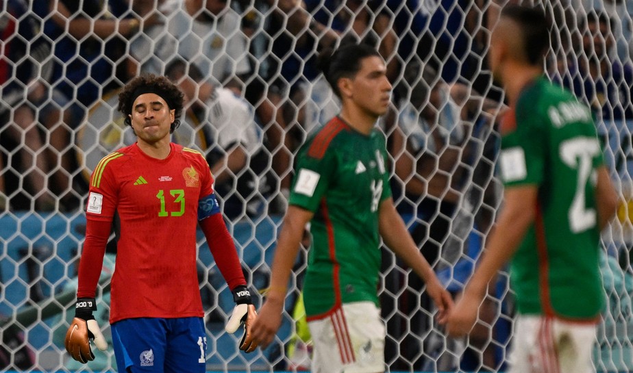 O goleiro Ochoa e seus colegas da seleção do México lamentam a derrota para a Argentina, após o apito final