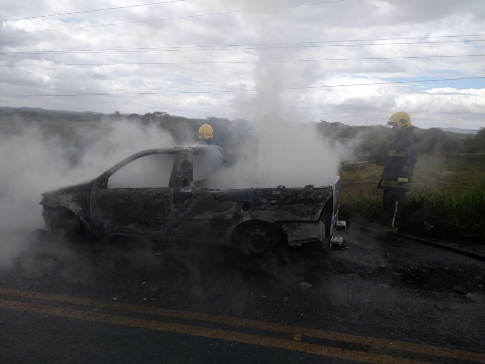 Grupo tenta roubar vaca e toca fogo em carro no momento da fuga, em Massaranduba (Foto: Arquivo Pessoal/ Veneziano Gonçalves )