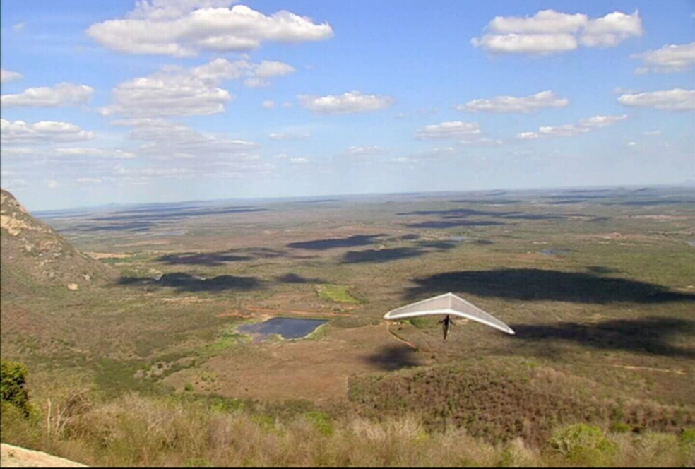 Por R$ 200, visitantes podem ter experiência do voo de parapente ou asa delta no Ceará — Foto: Divulgação/TVM