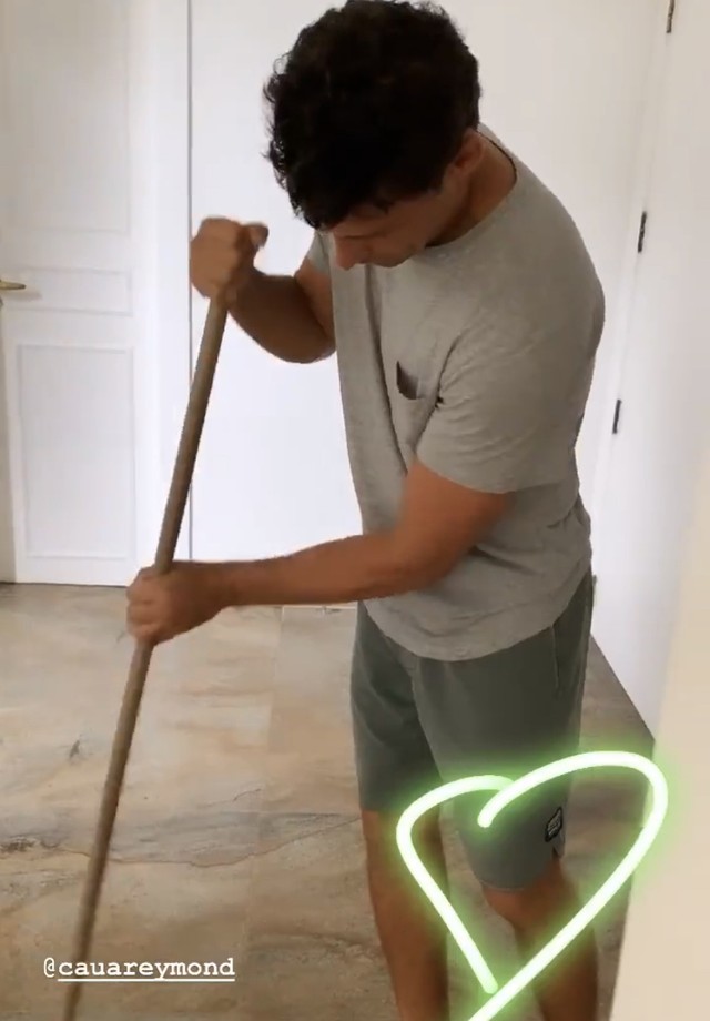Cauã Reymond é flagrado por Mari Goldfarb enquanto varre a casa (Foto: Reprodução/Instagram)