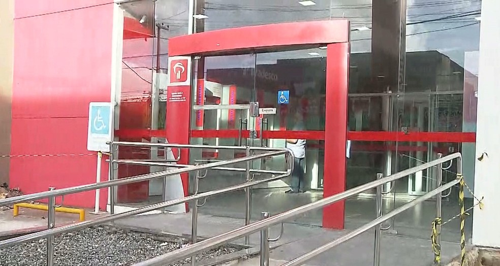 Tentativa de assalto aconteceu pela parte de trÃ¡s da agÃªncia bancÃ¡ria (Foto: ReproduÃ§Ã£o/TV Cabo Branco)