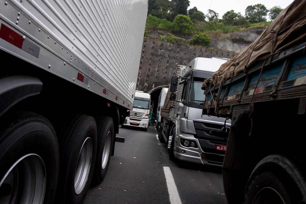 Caminhões são vistos parados no acostamento da Rodovia Rodoanel Mário Covas, na região de Embu das Artes (SP), durante protesto de caminhoneiros (Foto: Marcelo Brandt/G1)