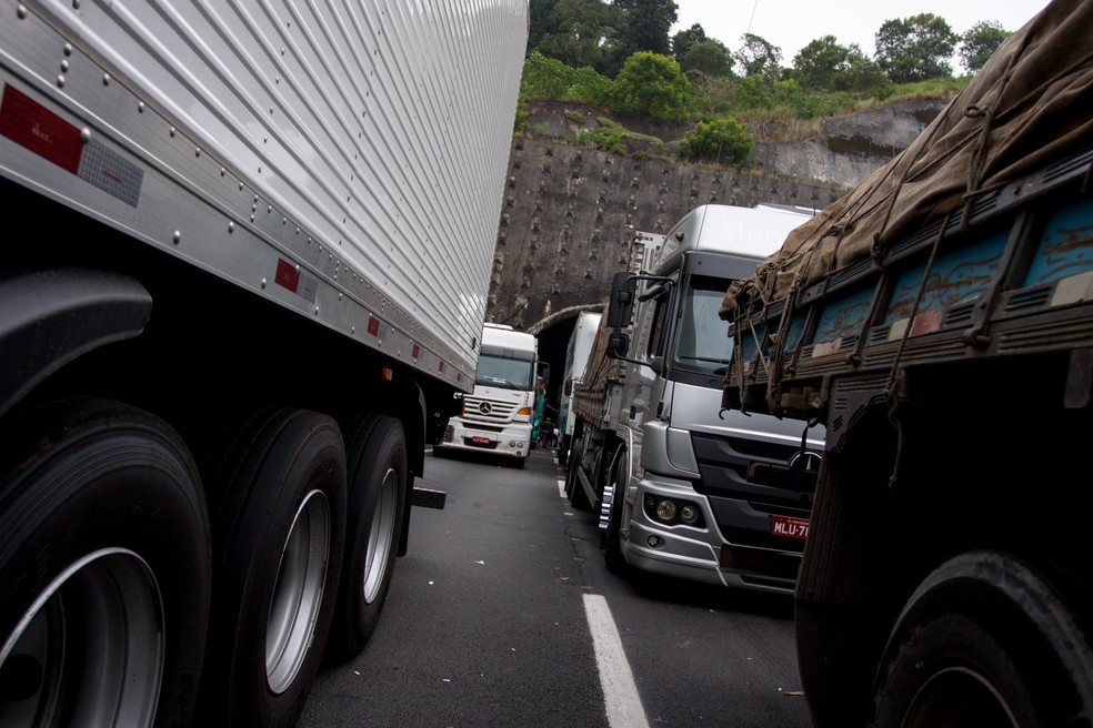 CaminhÃµes sÃ£o vistos parados no acostamento da Rodovia Rodoanel MÃ¡rio Covas, na regiÃ£o de Embu das Artes (SP), durante protesto de caminhoneiros (Foto: Marcelo Brandt/G1)