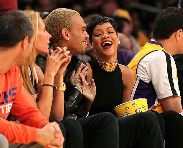 Chris Brown e Rihanna assistiram juntos uma partida de basquete, em dezembro de 2012 (Foto: Getty Images)
