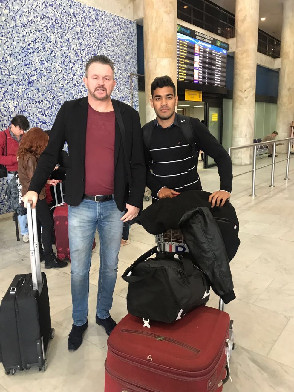 Brenner chega ao Rio para assinar com o Botafogo (Foto: Divulgação)