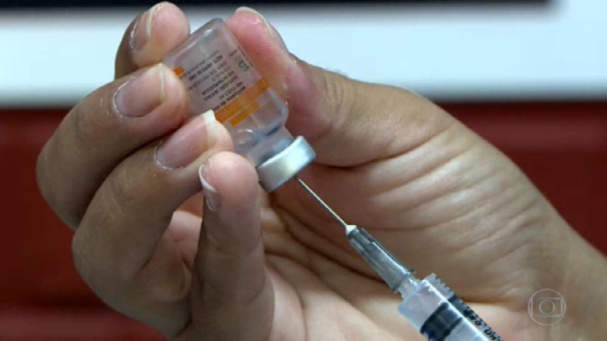 Anvisa pede tranquilidade após suspensão de lotes da CoronaVac e diz que pessoas já vacinadas serão acompanhadas