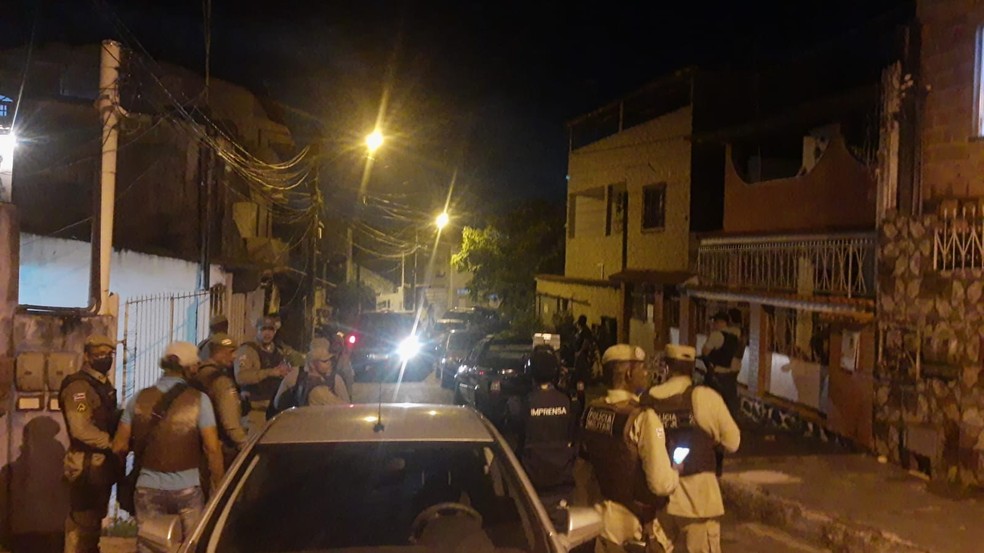PMs na rua Salvador, em Lauro de Freitas, onde moradores foram feitos reféns por suspeitos de assaltos — Foto: Felipe Oliveira/TV Bahia