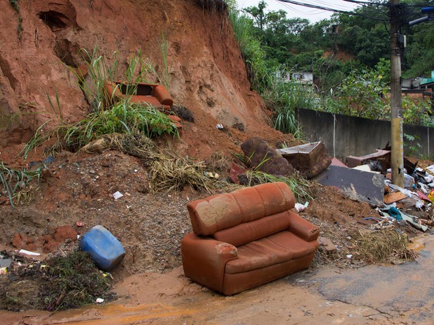 Ruas de Nova Iguaçu (RJ), amanhecem com barreiras, lixo e lama nesta quinta-feira (12).  (Foto: Douglas Viana/Futura Press/Estadão Conteúdo)