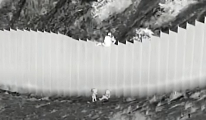Crianças são jogadas de muro em fronteira entre EUA e México  (Foto: Reprodução: YouTube/ Associated Press)