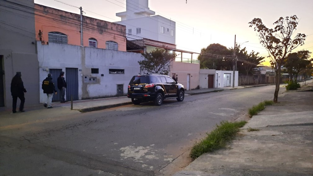 Policiais federais durante operação em Belo Horizonte — Foto: Lucas Franco/TV Globo