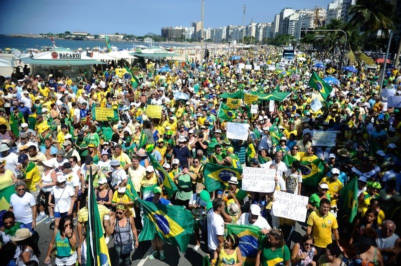 Diversos grupos protestam contra o governo na Avenida Atlântica, em Copacabana, zona sul do Rio (Tomaz Silva/Agência Brasil) (Foto: Tomaz Silva/Agência Brasil)