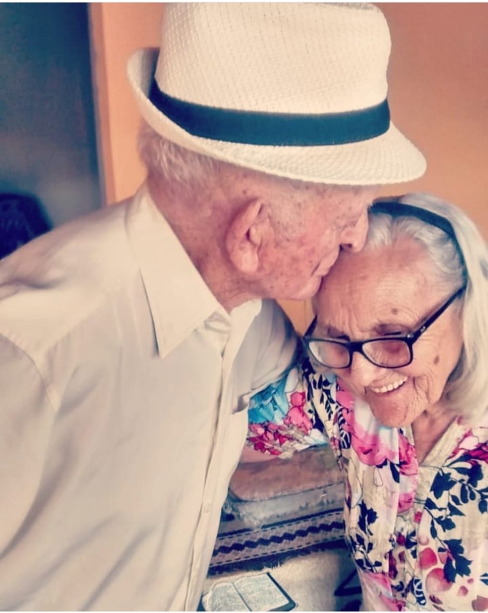 Casal preserva carinho após 75 anos de casamento — Foto: Ilza Dantas/Arquivo pessoal