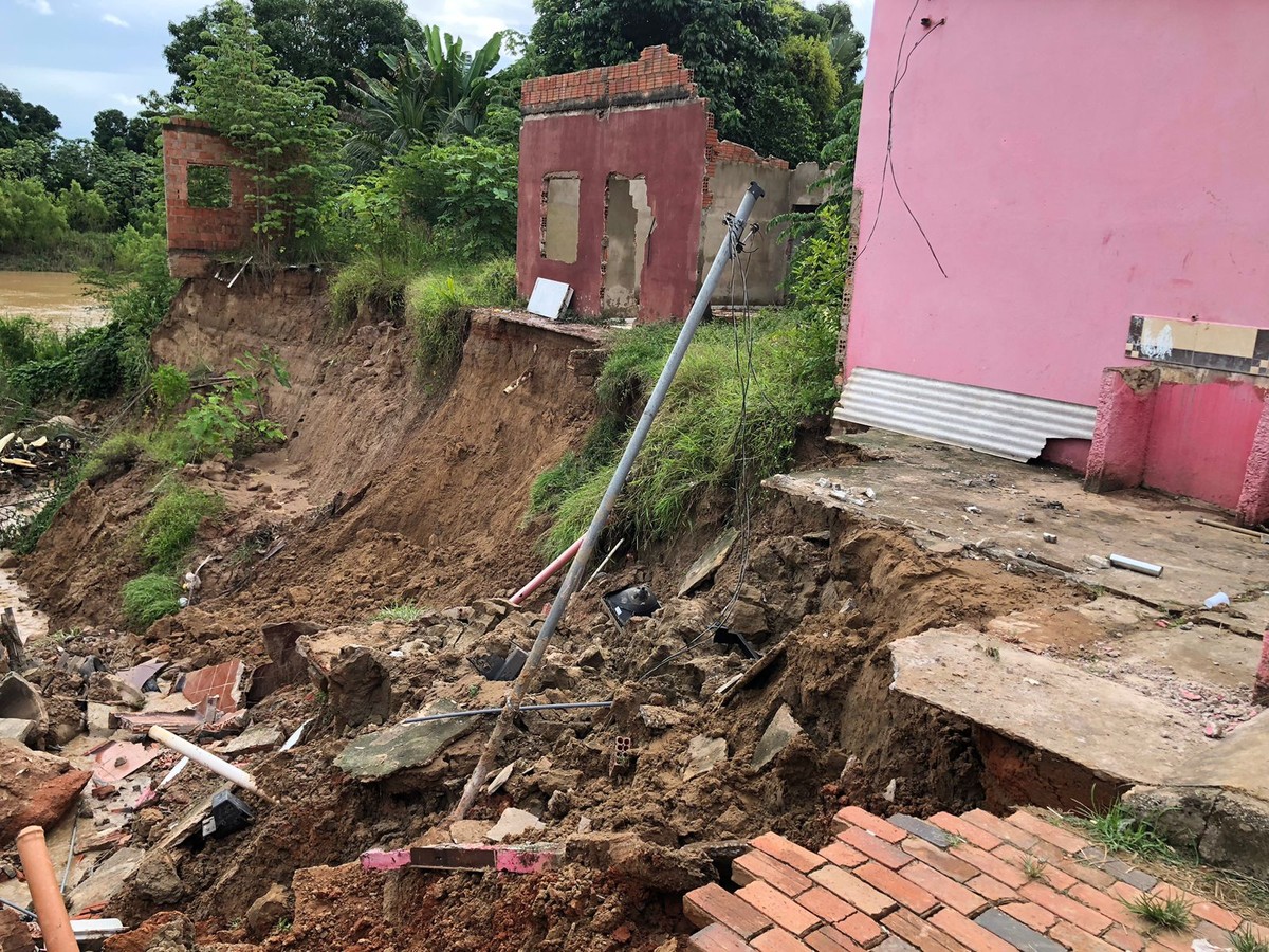 Deslizamento De Terra Avança E Mais Duas Famílias São Monitoradas Pela Defesa Civil Em Bairro De 