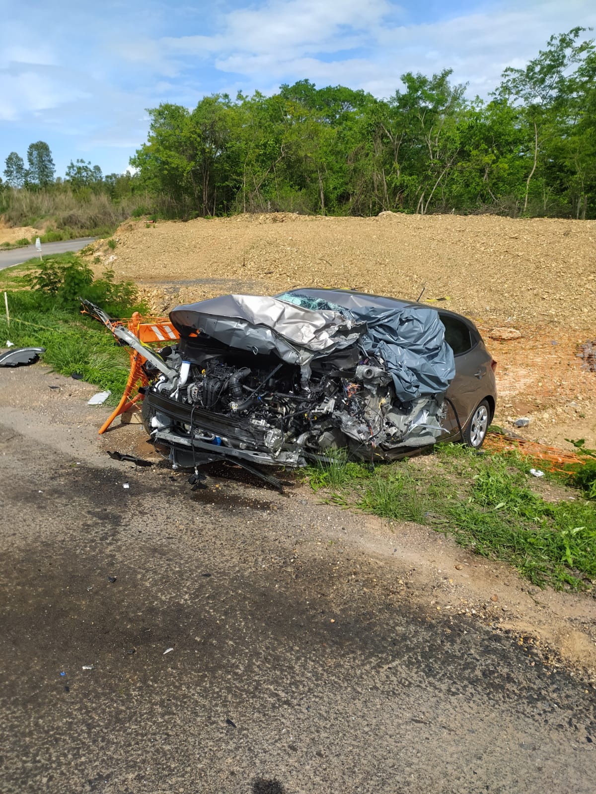 
Batida entre carro e caminhão mata uma pessoa na MGC-135