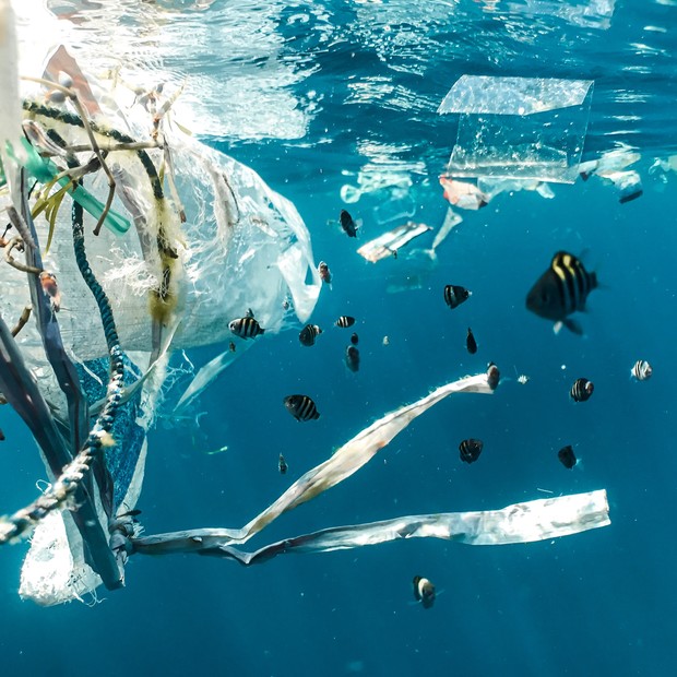 Plástico no oceano (Foto: Unsplash)