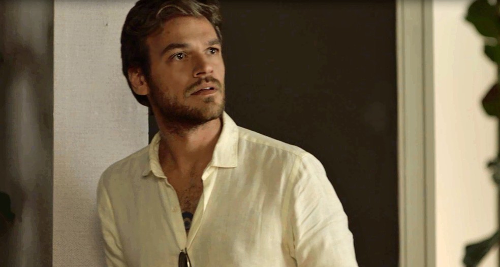 Beto chega no apÃª da loira e dÃ¡ de cara com o irmÃ£o picareta (Foto: TV Globo)