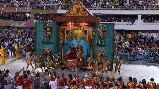 Salgueiro faz tributo a Xangô e a ícones da escola em desfile que misturou religião e justiça 
