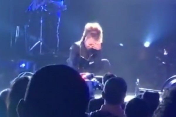A cantora Janet Jackson chorando durante seu show (Foto: YouTube)