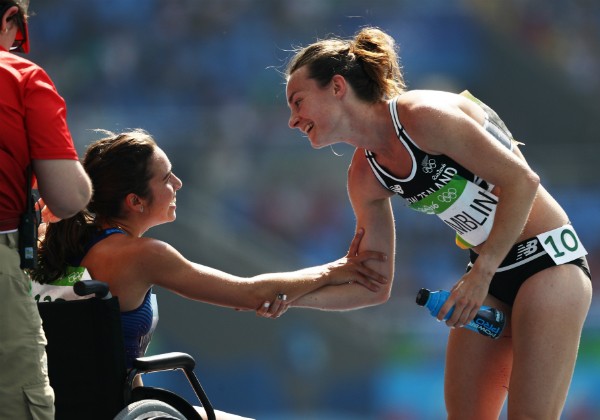Nikki Hamblin, da Nova Zelândia, e Abbey D'Agostino, dos Estados Unidos, após terminarem prova dos 5.000 metros (Foto: Getty Images)