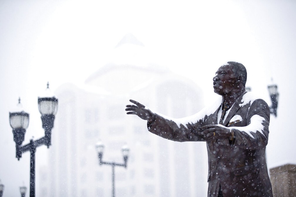 O Memorial Martin Luther King Jr. coberto de neve em 16 de janeiro de 2022 na Virgínia — Foto: Scott P. Yates/The Roanoke Times via AP