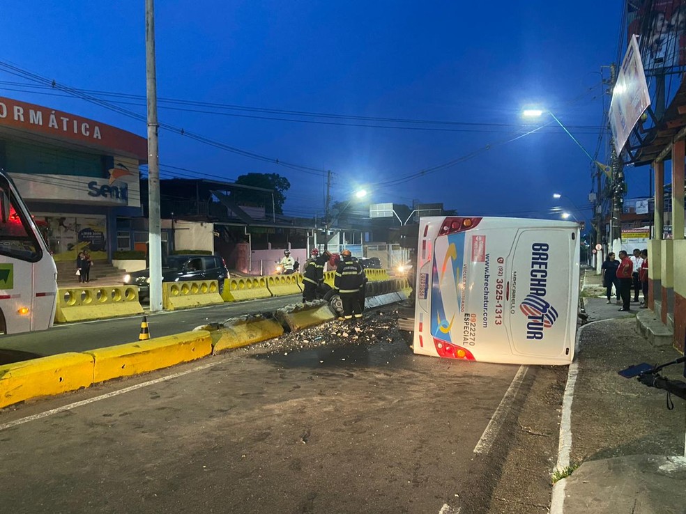 Ônibus vira após motorista bater em barras de contenção, em Manaus  — Foto: Talitha Teixeira/Rede Amazônica