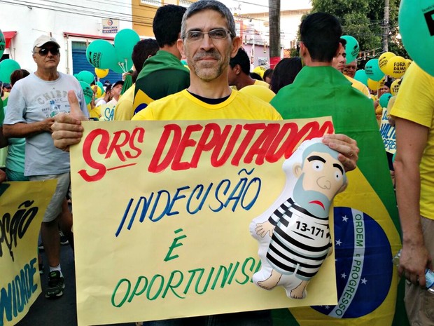 Carlos Ferraz, de 50 anos, defende que a população vá para a rua (Foto: Lislaine dos Anjos/G1)
