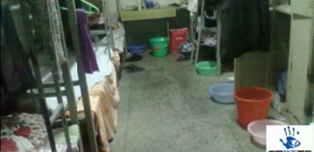 Os funcionários dormem em quartos lotados, com até 12 pessoas, e usam bacias para se lavar (Foto: Reprodução Youtube/China Labor Watch)