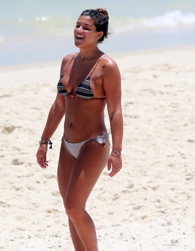 Giulia Costa na praia (Foto: AgNews)