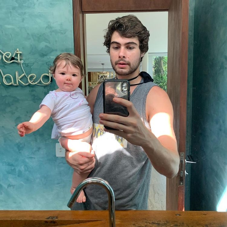 Rafa Vitti compartilha no Instagram sequência de fotos com a filha Clara (Foto: Reprodução/Instagram)
