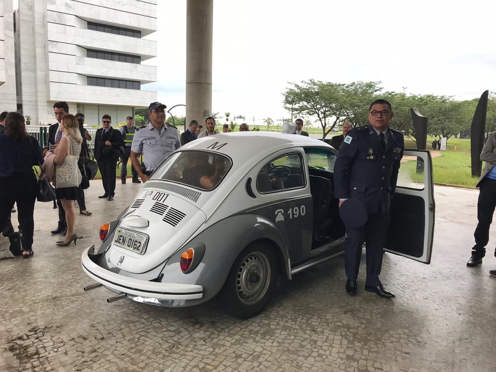 Deputado distrital Hermeto chega à Câmara Legislativa no primeiro carro da Polícia Militar do DF, em foto do dia da posse — Foto: Letícia Carvalho/G1