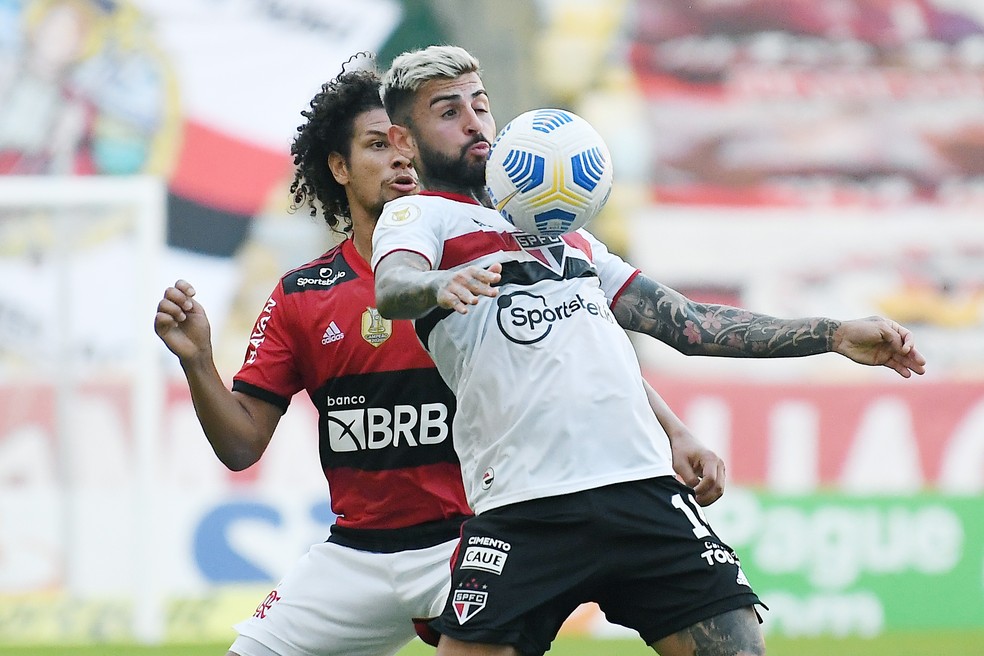 Liziero e Arão em Flamengo x São Paulo — Foto: Alexandre Durão