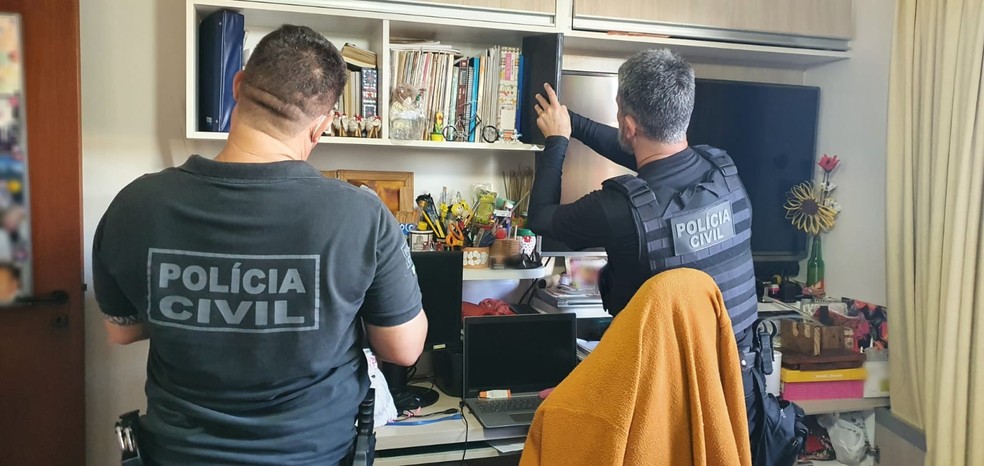Policiais cumprem mandados na 8ª fase da Operação Panoptes, que apura fraudes em concursos — Foto: Polícia Civil/Reprodução