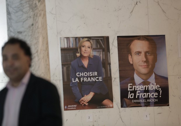 Candidatos à presidência da França em cartazes no consulado do país nos EUA (Foto: Joe Penney/Reuters)