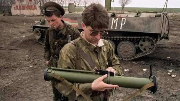 Combatentes separatistas com armas em 1992. Algumas armas armazenadas na vila de Kolbasna são compatíveis com as da era soviética (Foto: AFP via BBC)