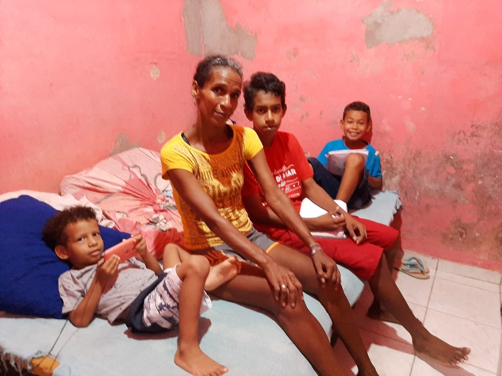 Renata Alves mora no Ouro Preto com seus 4 filhos e vive apenas com valor recebido de benefício social — Foto: Ana Clara Pontes/g1