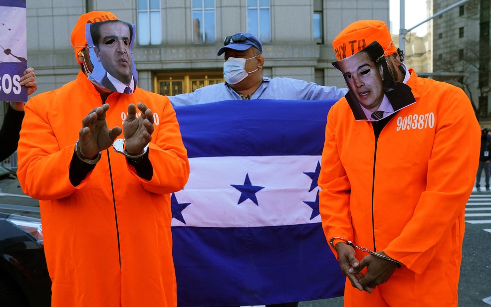 Manifestantes comemoram a condenação à prisão perpétua de Tony Hernández, irmão do presidente de Honduras, Juan Orlando Hernández, do lado de fora de corte em Nova York, na quarta-feira (30) — Foto: Timothy A. Clary/AFP