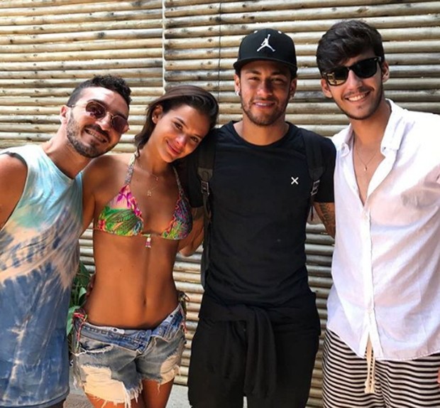 Bruna Marquezine posa com Neymar e fãs (Foto: Reprodução/Instagram)