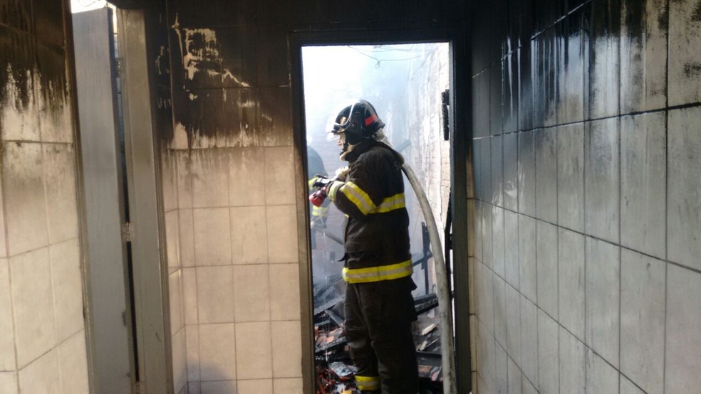 Em Botucatu (SP), Corpo de Bombeiros suspeita de curto circuito na rede elétrica da casa (Foto: Corpo de Bombeiros)