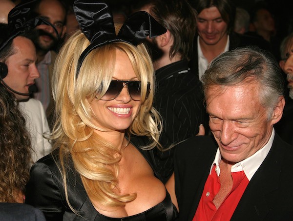 A atriz Pamela Anderson com o empresário Hugh Hefner em foto de 2003  (Foto: Getty Images)